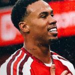 Com gol de Magalhães, Arsenal bate Newcastle e encosta na liderança da Premier League