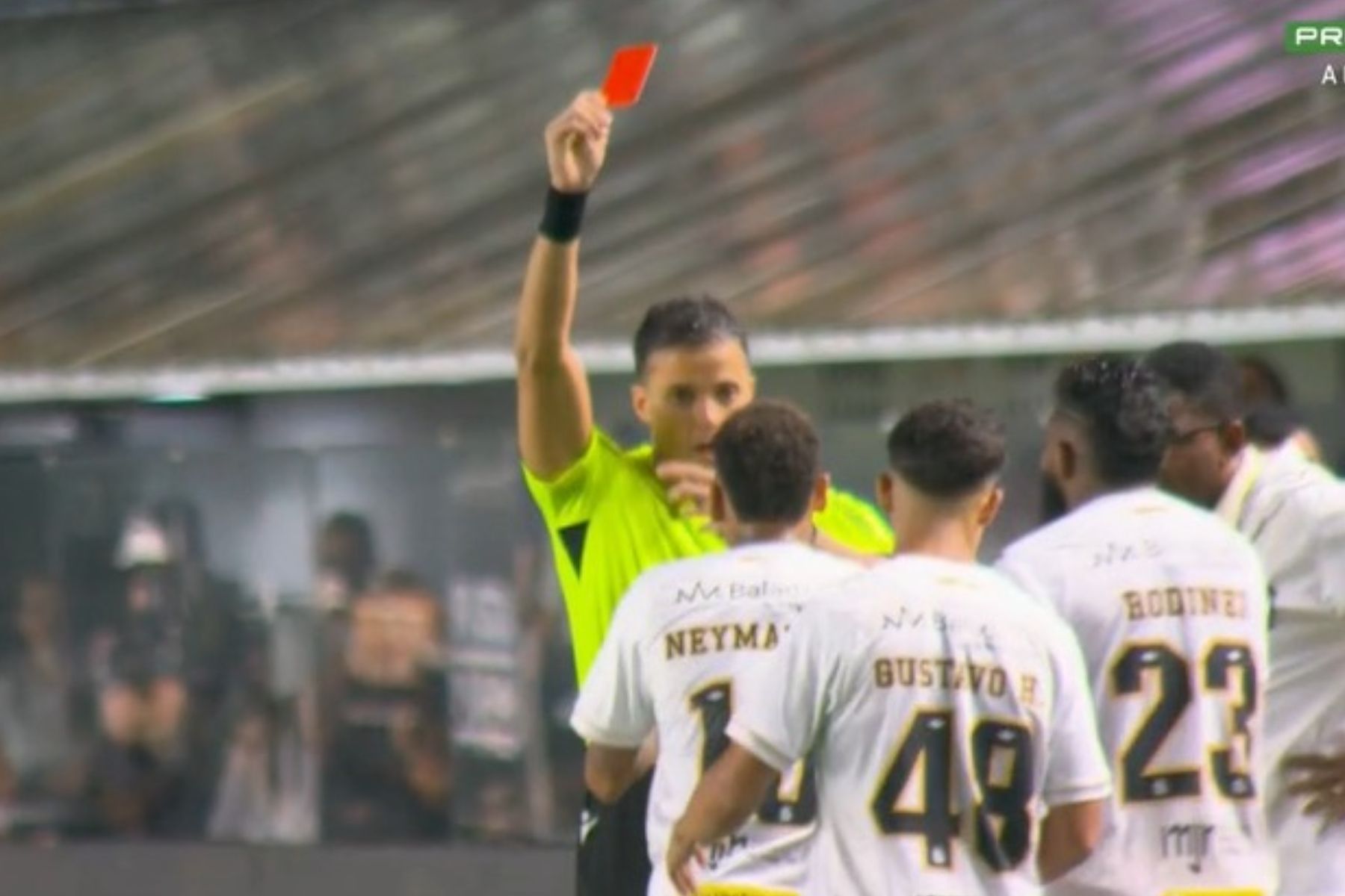 Neymar é expulso por 'Lei Vini Jr' em Santos x Bahia pelo Campeonato Brasileiro