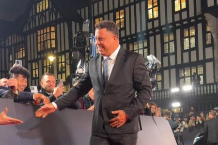 Ronaldo chega para entregar o prêmio ao Bola de Ouro