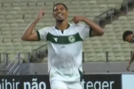 Kadu comemora gol pelo Goiás
