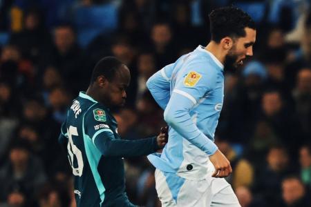 Manchester City sofreu, mas venceu Brighton nos pênaltis pela Copa da Liga Inglesa