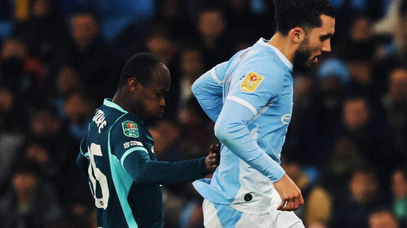 City leva susto, mas vence Brighton nos pênaltis e avança na Copa da Liga Inglesa
