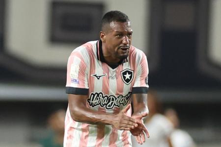 Edenílson entrou no jogo durante o segundo tempo