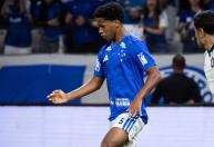 Zé Lucas coloca volante do Cruzeiro ao lado de astros de gigantes europeus: 'Me inspiram'