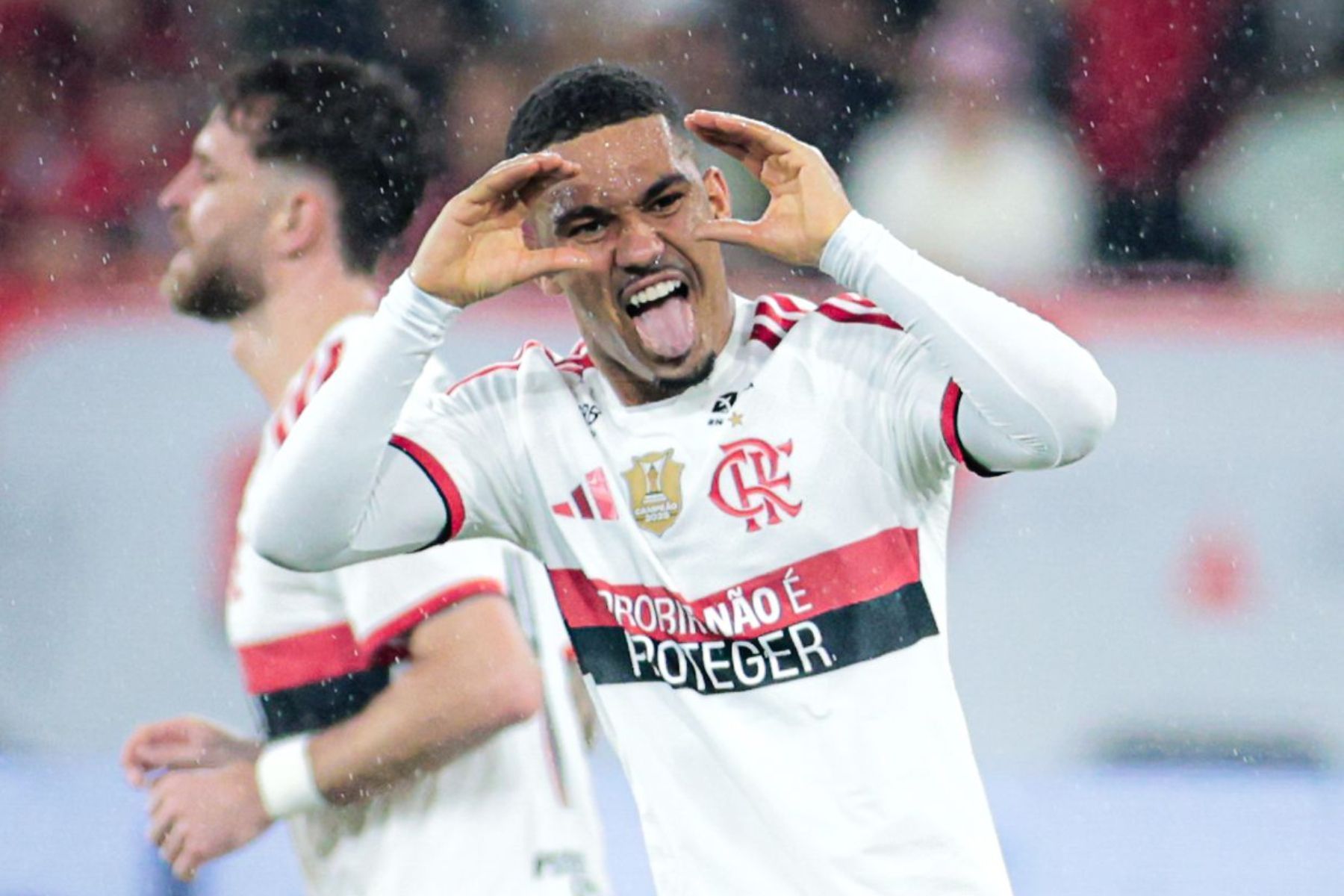 Samuel Lino reage à atuação de gala em goleada do Flamengo sobre o Vasco