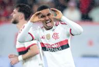 Samuel Lino reage à atuação de gala em goleada do Flamengo sobre o Vasco