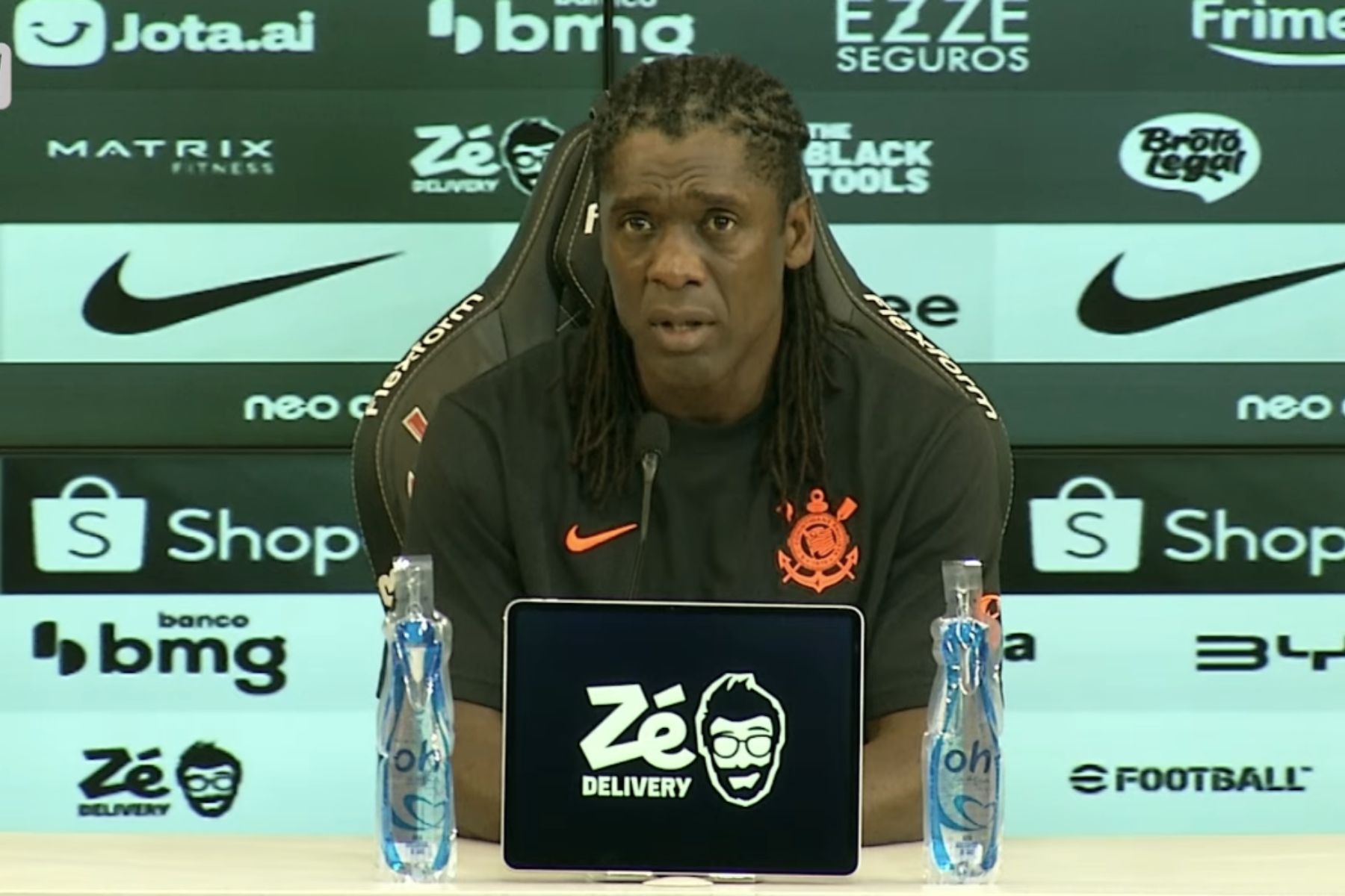 Aliviado, Seedorf celebra 1ª vitória pelo Corinthians: 'Vamos respirar, senão morremos'