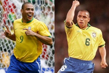 Ronaldo (à esquerda) e Roberto Carlos (à direita) em ação pela Seleção Brasileira