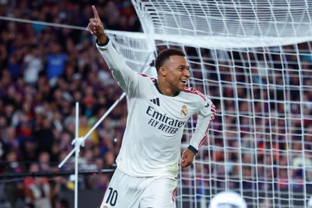 Mbappé comemora gol pelo Real Madrid sobre o Barcelona