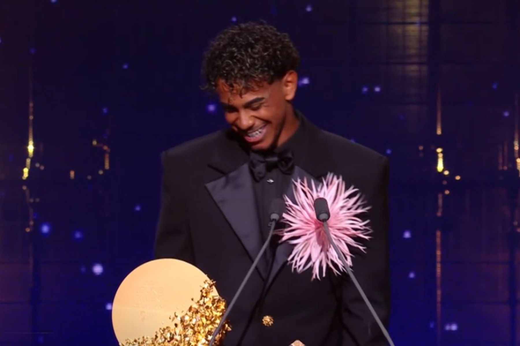 Bola de Ouro 2026: Lamine Yamal vence prêmio de melhor jogador jovem da temporada