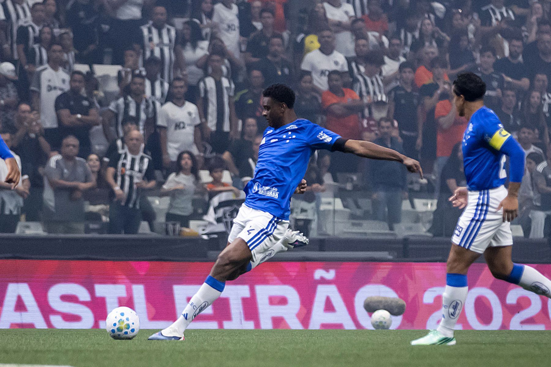 Cruzeiro espanta 'fantasma' e retoma solidez defensiva, fator-chave em vitória no clássico