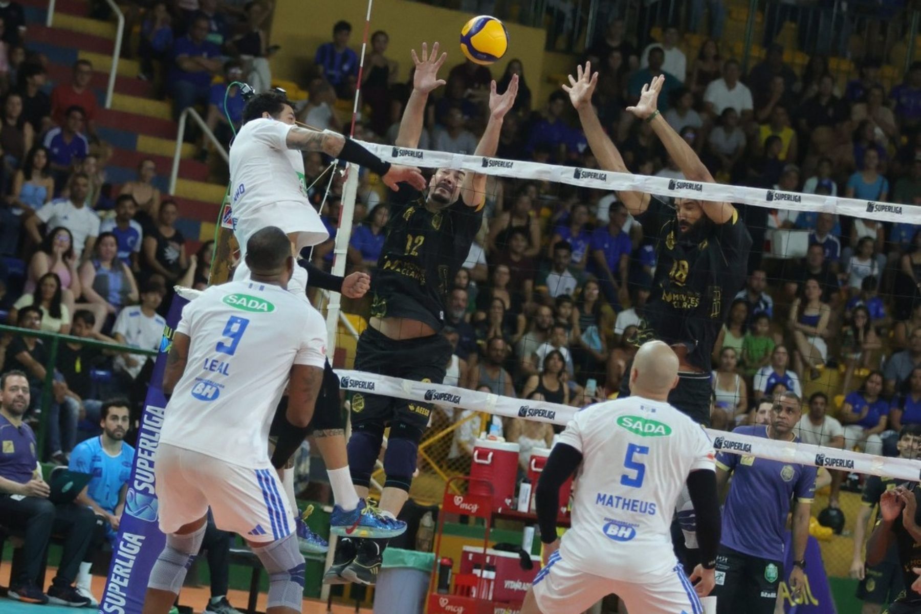 Sada Cruzeiro bate Montes Claros no tie-break e estreia com vitória na Superliga