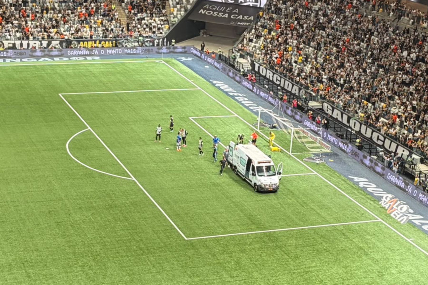 Atlético x Cruzeiro: zagueiro deixa clássico de ambulância e vira preocupação