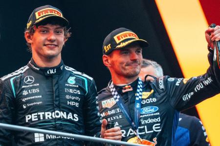 Kimi Antonelli (à esq.), da Mercedes, e Max Verstappen (à dir.), da Red Bull
