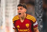 Campeão mundial marca, Roma goleia Slovan Bratislava e garante primeira vitória na Champions League