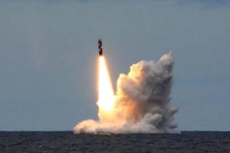 Lançamento deste do míssil balístico nuclear intercontinental Bulava a partir de um submarino nuclear submerso