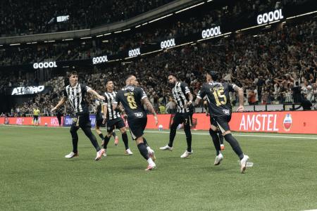 Jogadores do Atlético celebram gol sobre o Santos na Copa Sul-Americana
