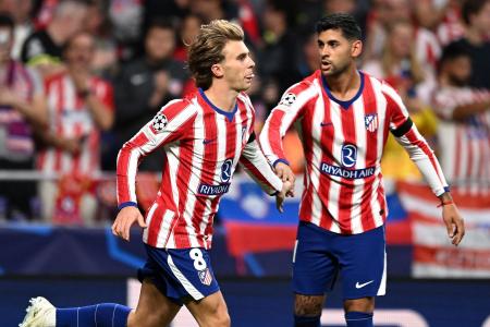 Jogadores do Atlético de Madrid celebram gol sobre o United na Champions League