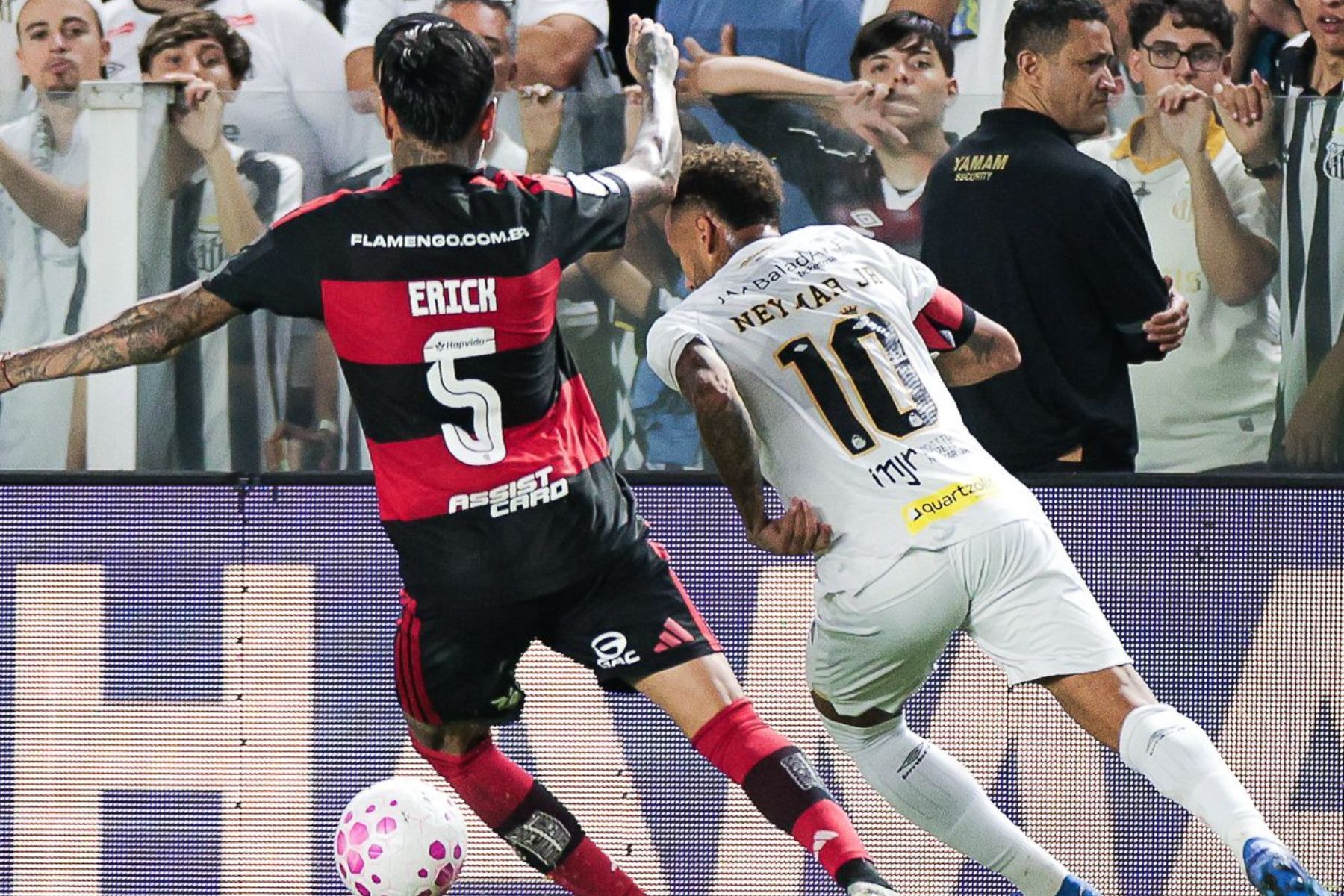 Flamengo sai na frente pelo Brasileirão, mas Santos empata com dois gols de Neymar