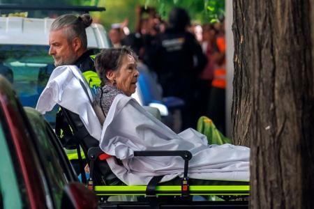 Na foto, Maricarmen Abascal sendo levada a um hospital de Madri, após ser despejada de casa, em 23 de setembro de 2026. • DANI DUCH/LA VANGUARDIA/AFP
