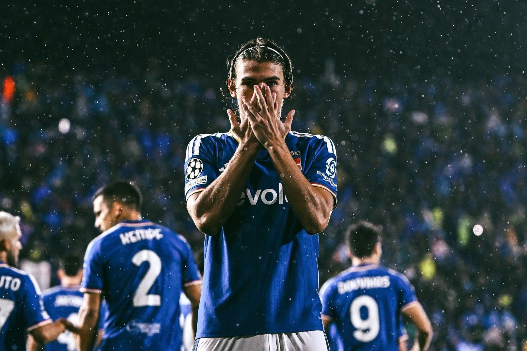Ex-Cruzeiro dá assistência e Como goleia Manchester United pela Champions