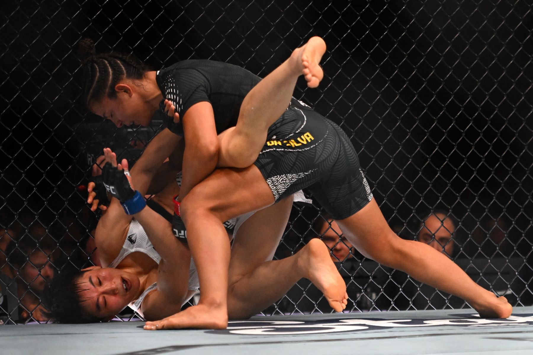 Mineira Natália Silva bate chinesa e conquista cinturão inédito para o Brasil no UFC