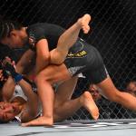 Mineira Natália Silva bate chinesa e conquista cinturão inédito para o Brasil no UFC