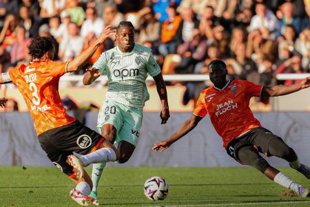 Jogadores de Monaco e Lorient em ação pelo Campeonato Francês
