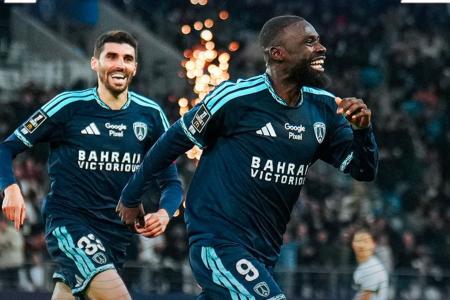 Sinayoko, do Paris FC, celebra gol sobre o Rennes