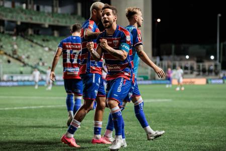Lucas Sasha, do Fortaleza, celebra gol sobre o América