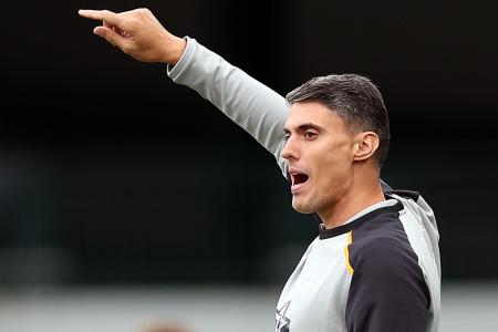 Matheus Bachi esteve à beira do campo nesta segunda-feira