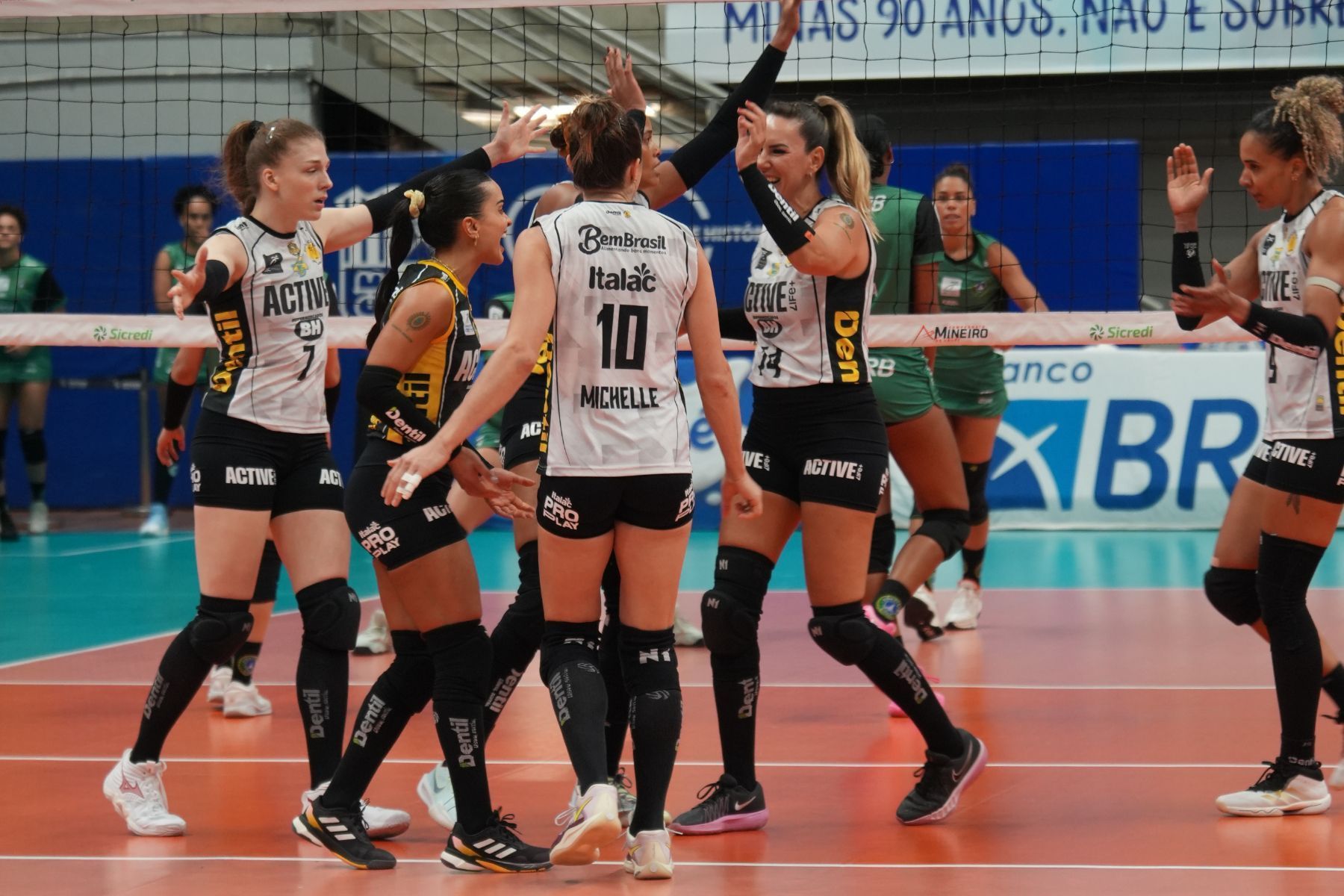Dentil/Praia Clube joga bem e vence Brasília em estreia no Mineiro Feminino de Vôlei