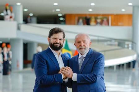 Ex-presidente do Chile, Gabriel Boric, e Lula no Palácio do Planalto em 22 de abril de 2025.