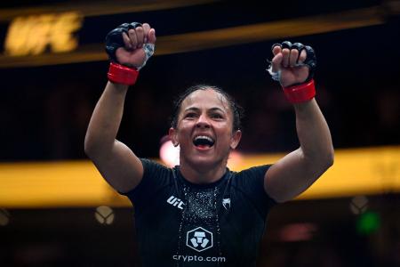 Natália Silva vibrou muito após a luta e conquista do cinturão
