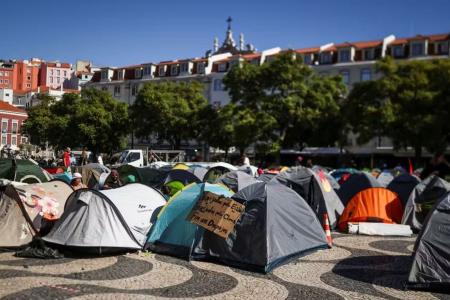 Manifestação contra crise de moradia na Praça do Rossio, em Lisboa, em Portugal, em 19 de outubro de 2026.