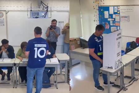 Após o voto, Tarcísio de Freitas, atual governador de SP, acenou para os jornalistas presentes e tirou fotos.