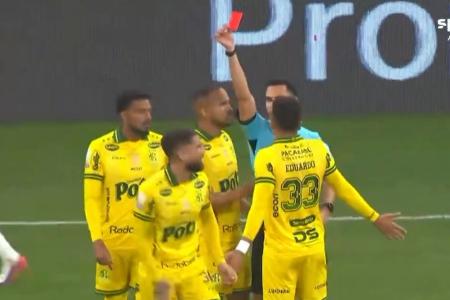 Bruno Santos, do Mirassol, foi expulso por agressão em jogo contra o Corinthians