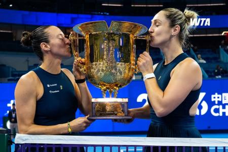 Luisa Stefani e Gabriela Dabrowski comemoram o título do WTA 1000 de Pequim