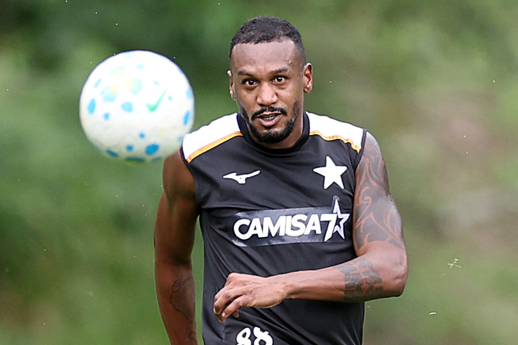Reforço caseiro no Botafogo? Edenilson volta a treinar com o grupo