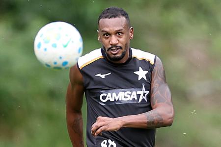 Edenilson volta a treinar com o grupo do Botafogo