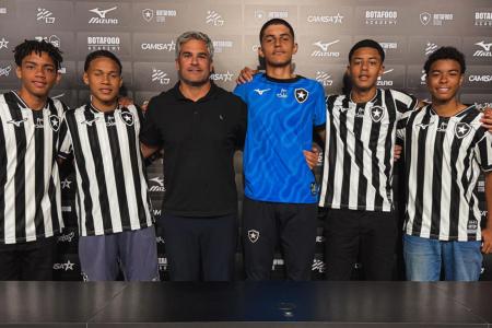 Botafogo trabalha pensando também no futuro