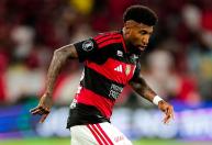 Emerson Royal admite 'falta de maturidade' do Flamengo contra Estudiantes