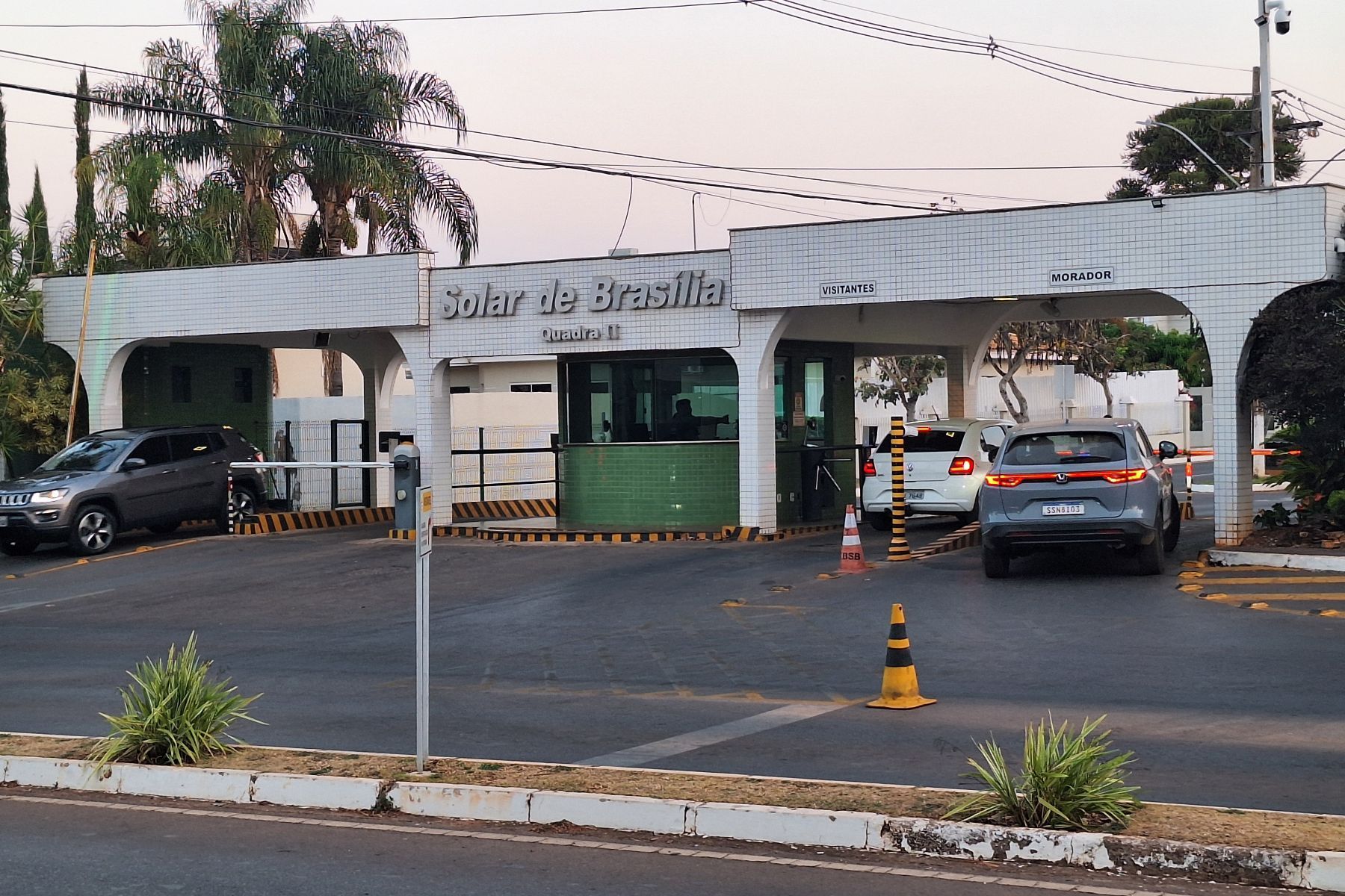 Homem é detido por xingar policial militar em frente à casa de Jair Bolsonaro em Brasília