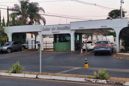 Fachada do condomínio Solar de Brasília, onde mora e cumpre prisão domiciliar o ex-presidente Jair Bolsonaro