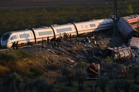 Colisão entre dois trens deixa dezenas de mortos e feridos na Espanha, no acidente mais letal do país desde 2013
