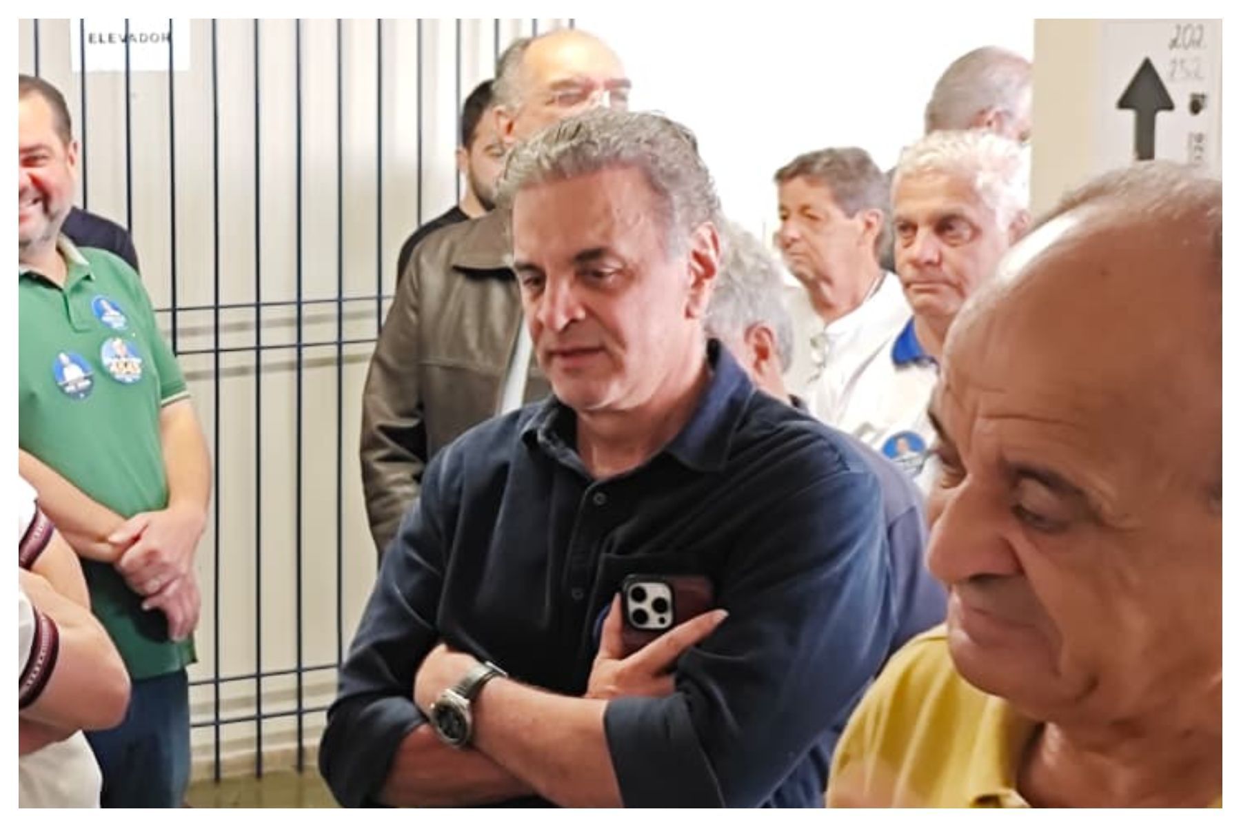 Aécio Neves vota em meio a fila em escola no bairro Serra, em Belo Horizonte