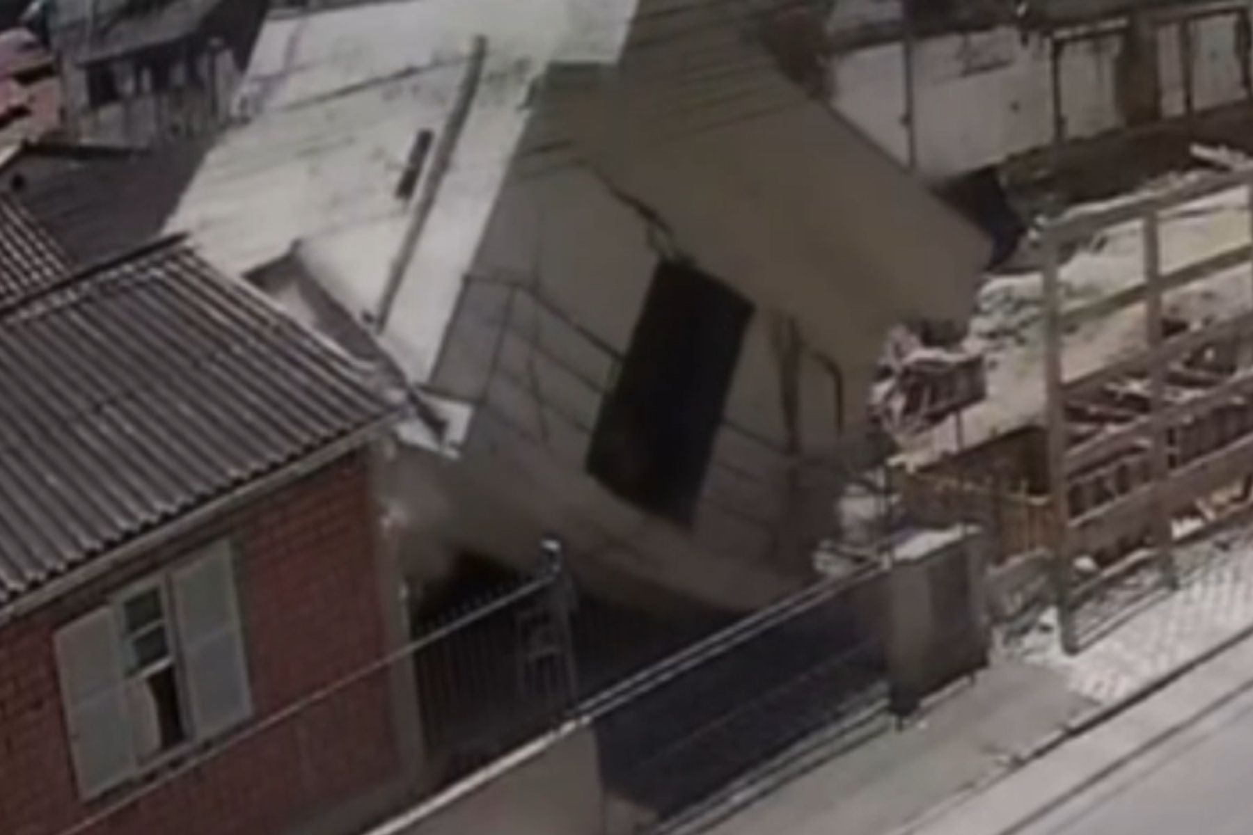 Vídeo: casa desaba em Santa Catarina, momento após donos encontrarem rachaduras no imóvel