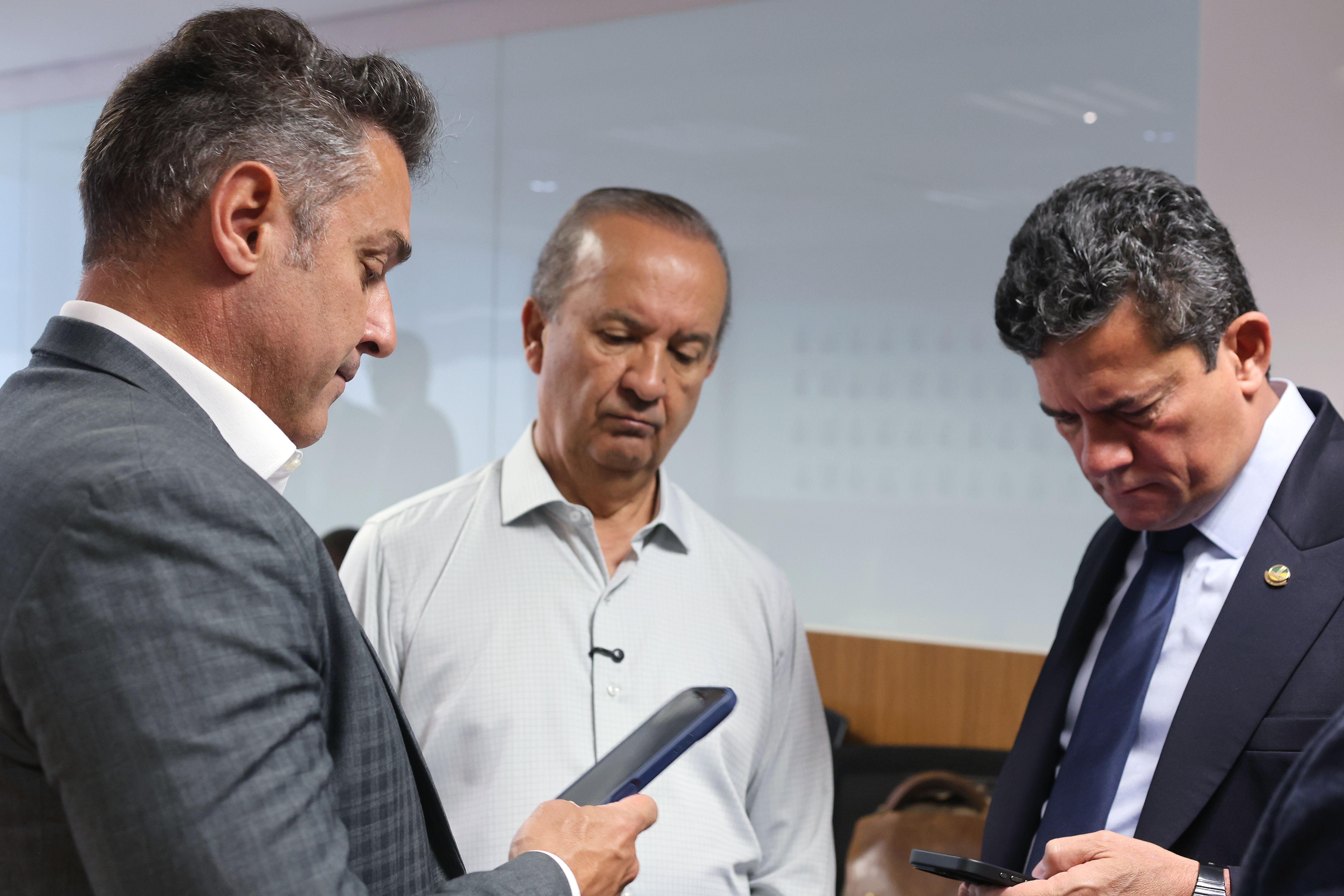 Governadores eleitos no Sul promovem motociata pró-Flávio em Florianópolis