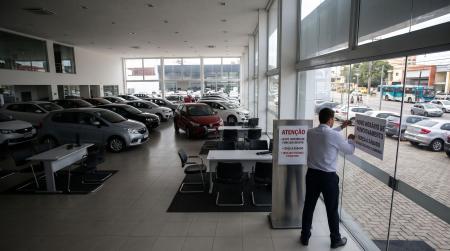 Revendedores avaliam reorganizar o atendimento sem ampliar equipes; argumento é preservar os dias de maior procura