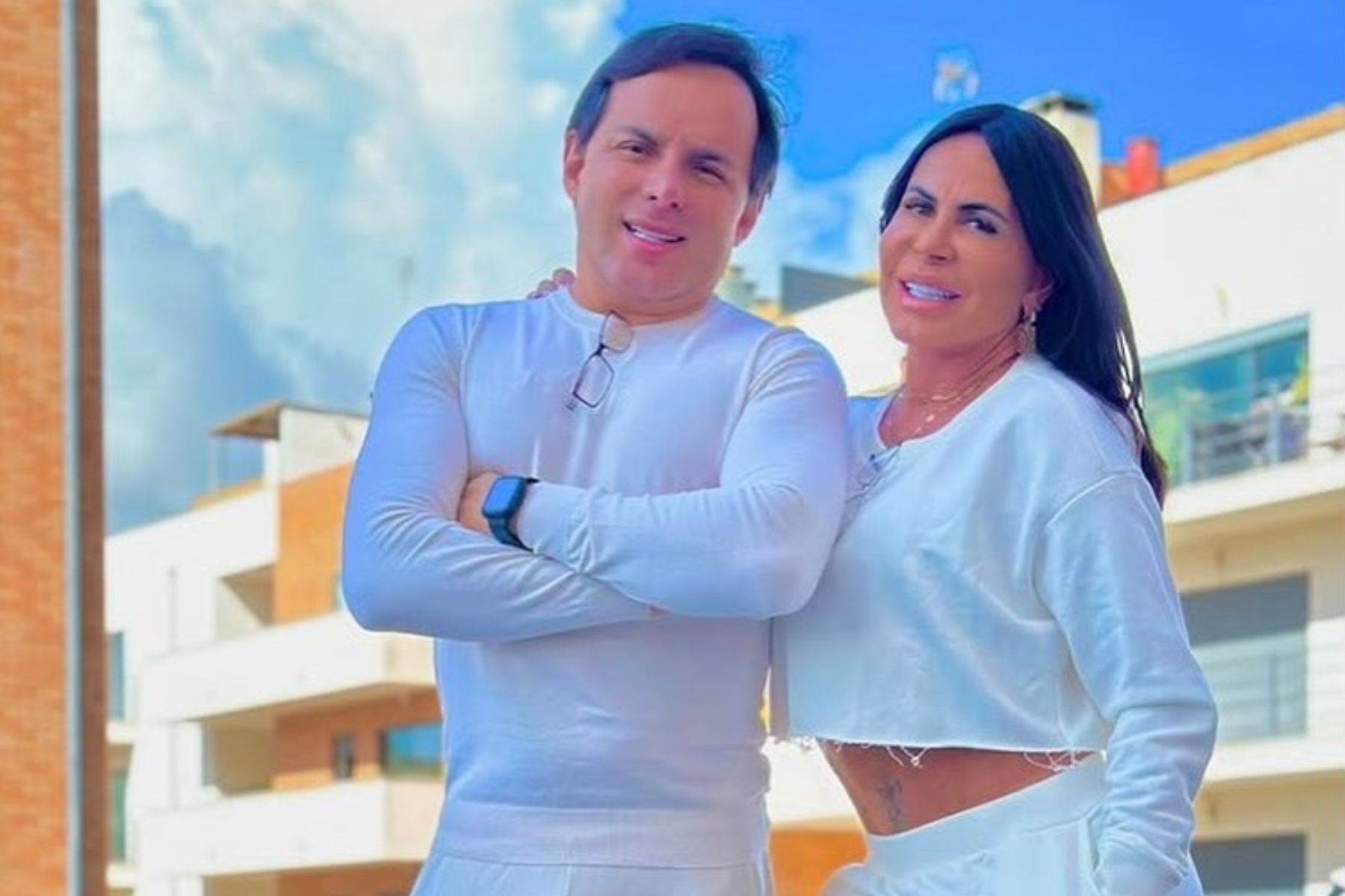 Gretchen cumpre promessa de joelhos ao ser curada de doença; veja vídeo